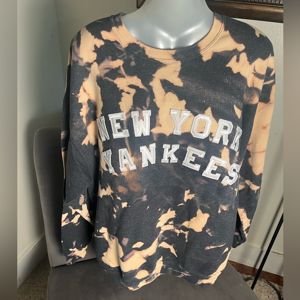 XL New York Yankees sweatshirt. Bleach dyed. NYY. Excellent condition! Cute! - Picture 5 of 8